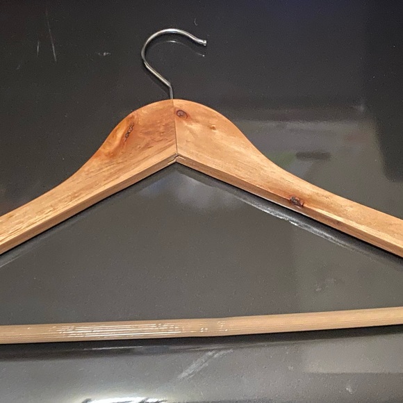 25 Wooden Hangs - Picture 3 of 3